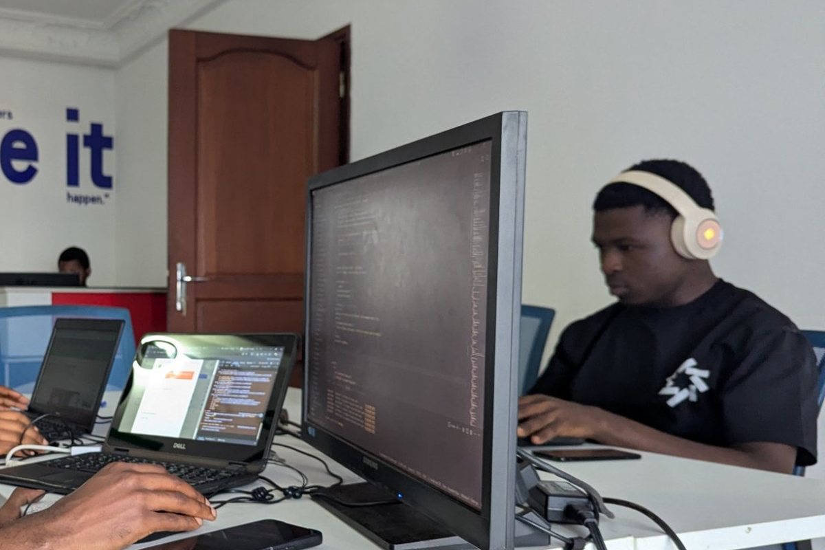 Un apprenant au casque travaille sur un grand écran chez SmartSana, à Yaoundé