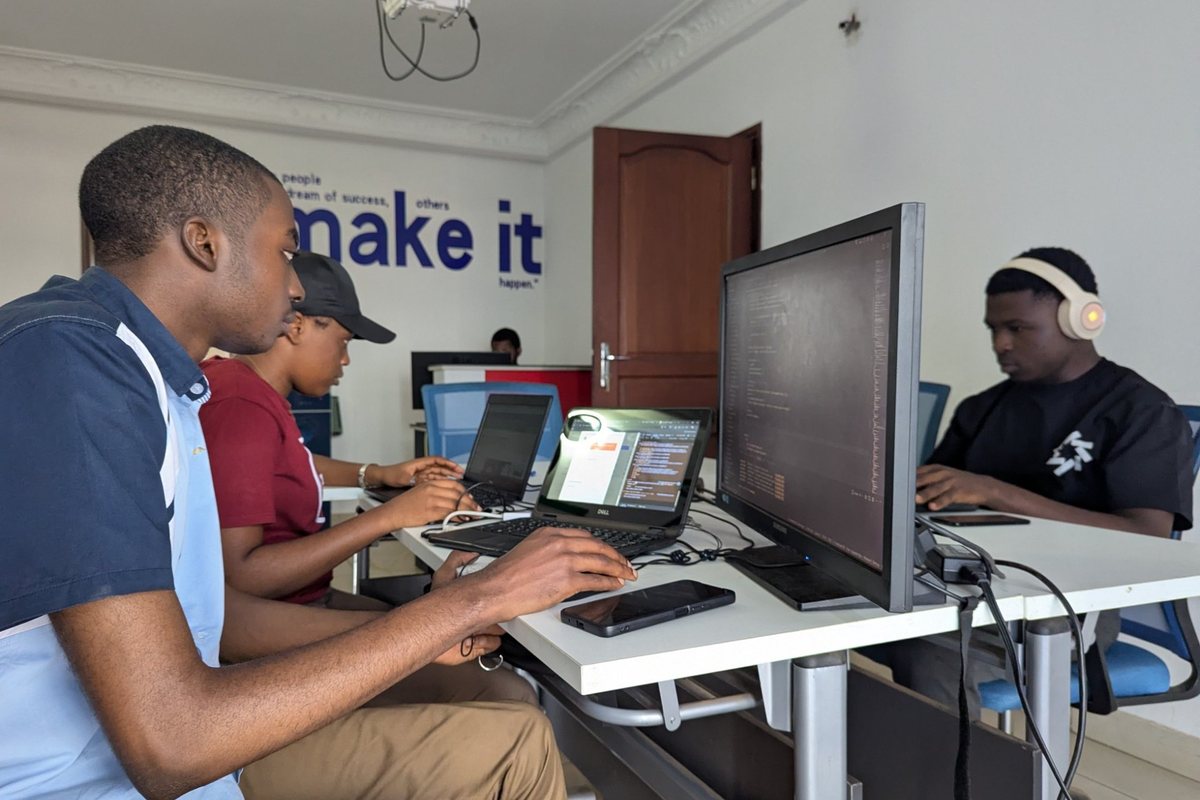 Des apprenants au travail sur ordinateurs dans la salle de formation SmartSana, à Yaoundé