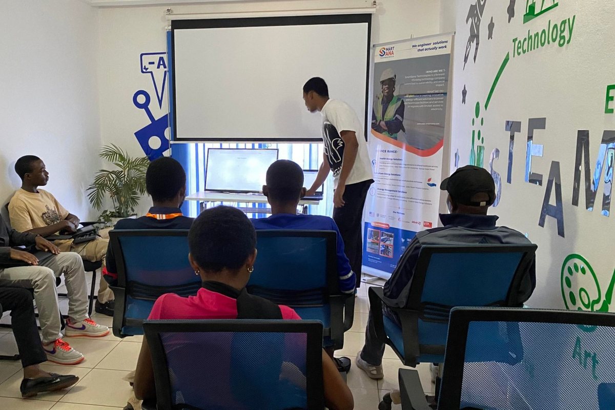 Un coach anime une séance devant une classe chez SmartSana, à Yaoundé
